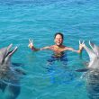 Een toerist die een ontmoeting met dolfijnen meemaakt.